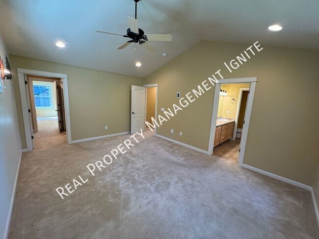 Building Photo - Immaculate Westside Home in the Pine Trees