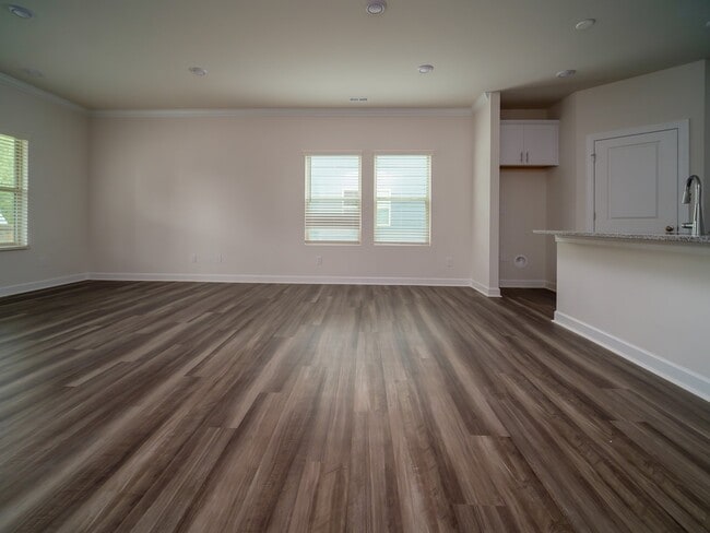 Building Photo - "Charming 3-Bedroom Retreat with 2.5 Baths in the Heart of Belmont!"