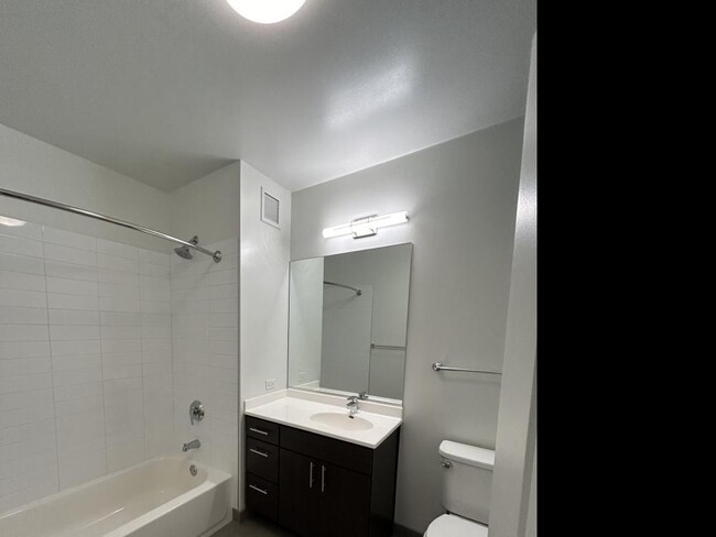 Building Photo - 2 bedroom in Chicago IL 60654