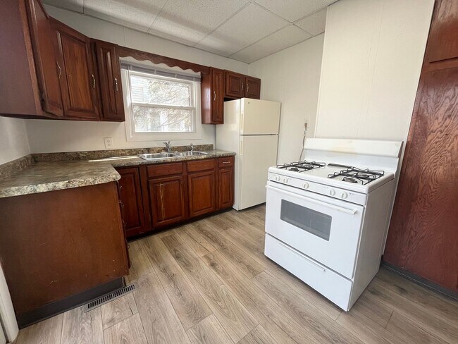 Building Photo - Ranch Style 2 Bed/1 Bath with Fenced in Yard!