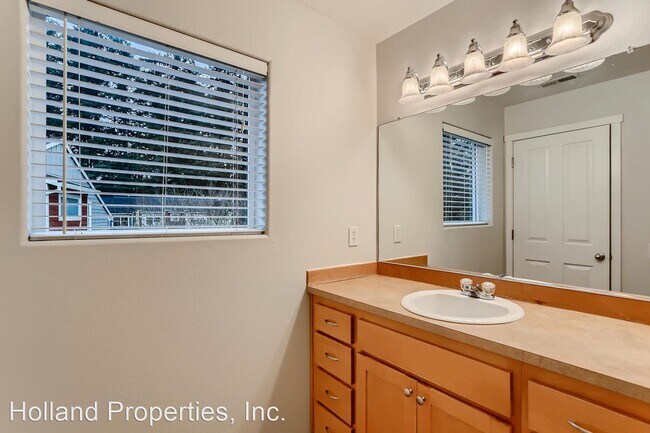 Building Photo - 3 br, 3 bath House - 2155 NE Cadbury Ave