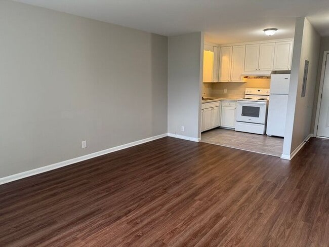 Building Photo - Remodeled 1 Bedroom Apartment!!! Walk to t...