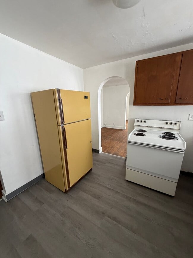 Building Photo - 2528 Sunset Blvd