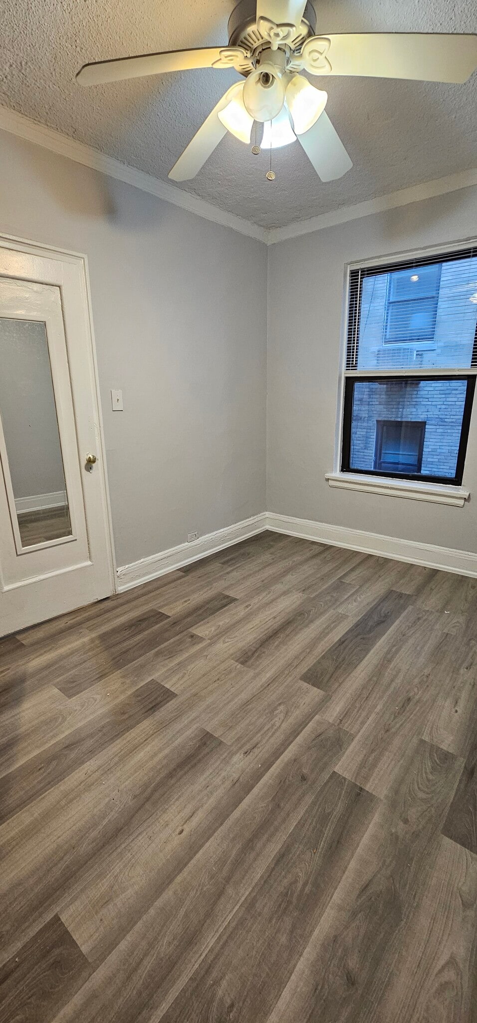 Building Photo - 429 W Wellington Ave