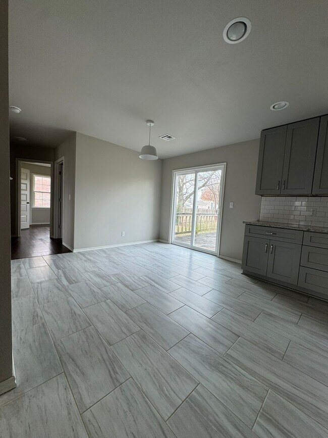 Building Photo - 2 Bedroom 1 Bath Home.