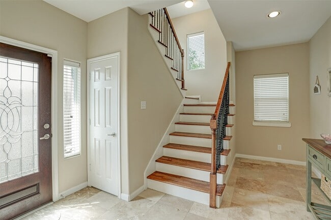 Building Photo - 936 W 26th St