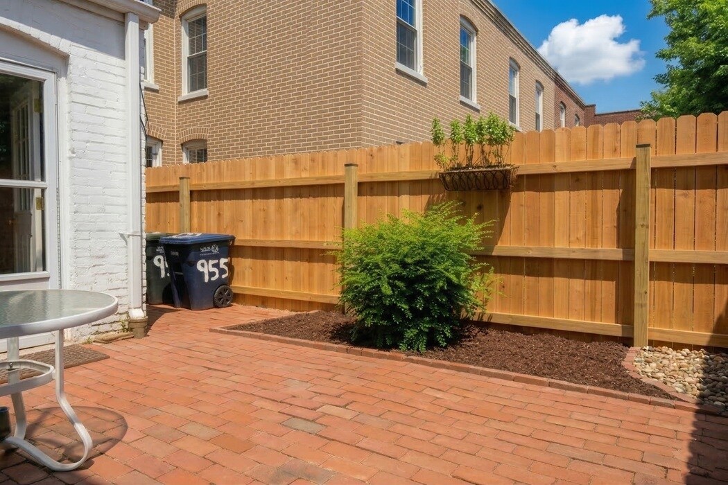 Building Photo - 955 25th St NW