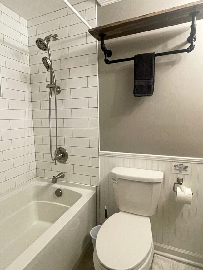 Building Photo - 11501-11505 5 Cedars Rd