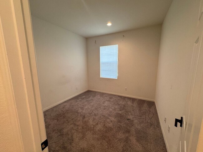 Building Photo - Beautiful 5 Bedroom 3 Bathroom Home Built in 2021