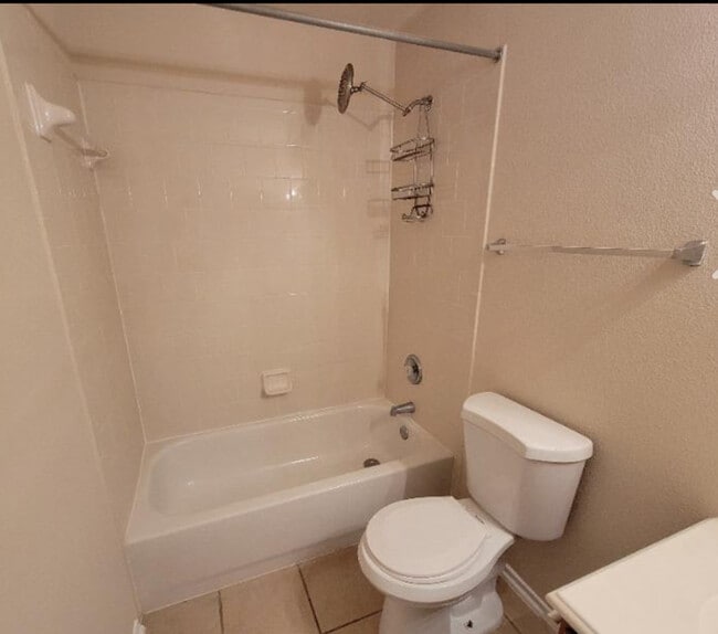 Building Photo - Modern 3BR/2.5BA Home with W/D In Unit• Covered Parking Central • AC in San Antonio