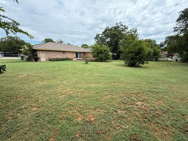 Building Photo - 1002 Hackberry St