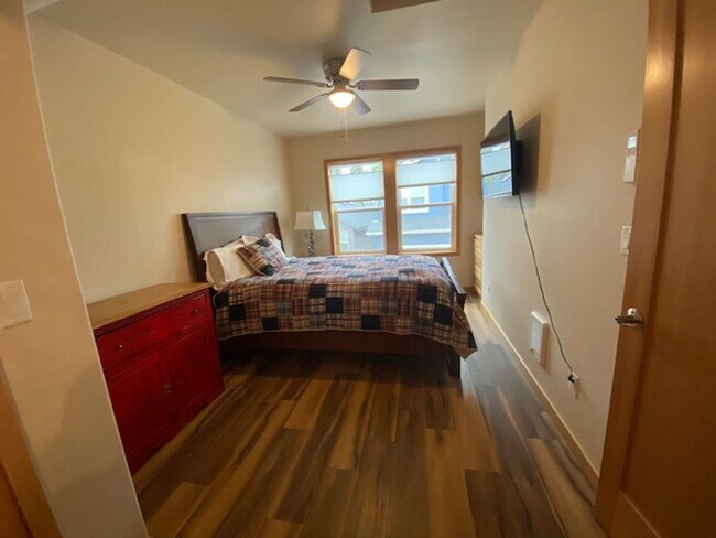 Building Photo - Unfurnished updated ADU above garage in the Parks at Broken Top