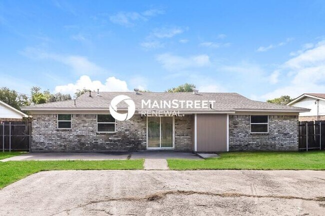 Building Photo - 3 Bedroom Pet-Friendly Home in Fort Worth, TX with Main Street Renewal