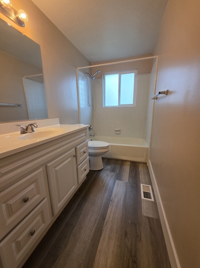 Building Photo - 360 Belaire Cir
