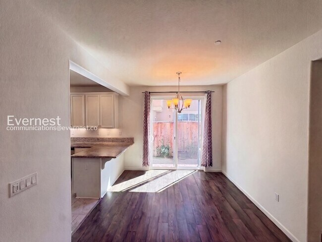 Building Photo - 3206 Vittoria Loop