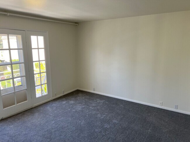Building Photo - Las Vegas Country Club. Modernized and Upg...