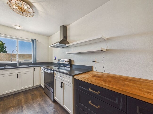 Building Photo - Updated 2 Bed / 1.5 Bath Townhome – In-Unit Washer & Dryer + Garage Parking – $2,800/month