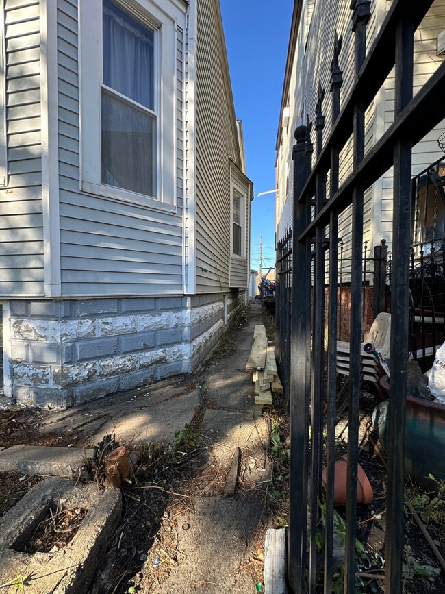 Building Photo - 3836 W Wabansia Ave