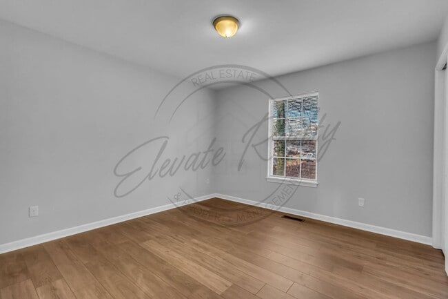 Building Photo - Two Bedroom Ranch Duplex in North Columbia (1/2 off first months rent)!