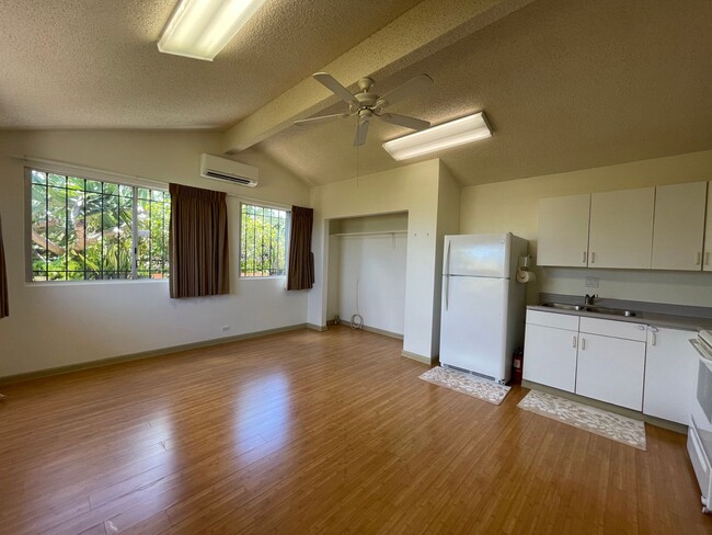 Building Photo - Clean, Spacious, and Large 1Bdrm 1Bath,   ...