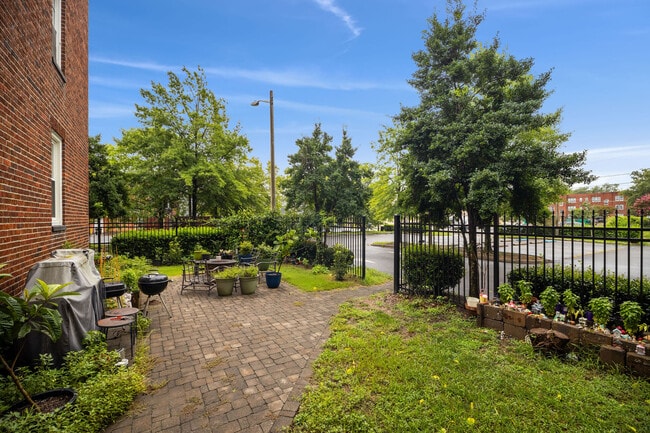 Building Photo - 821 Brandon Ave