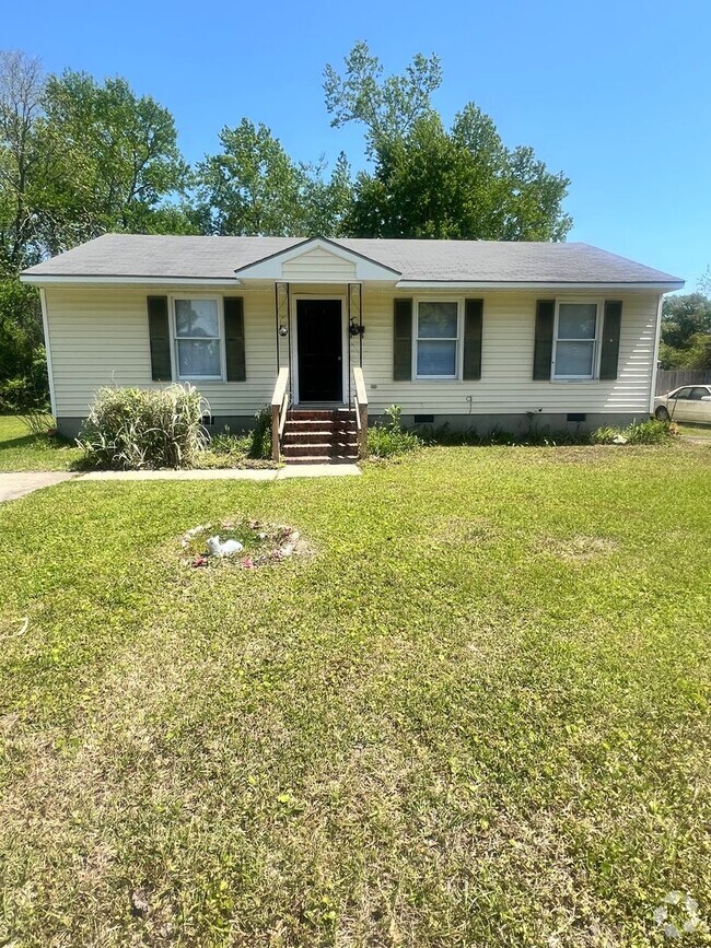 Building Photo - Three Bedroom Two Bath Home