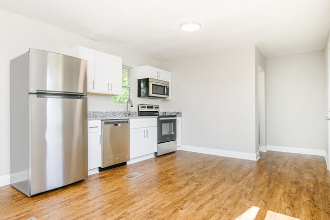Building Photo - NEWLY RENOVATED 2 bedroom, 1 bathroom at G...
