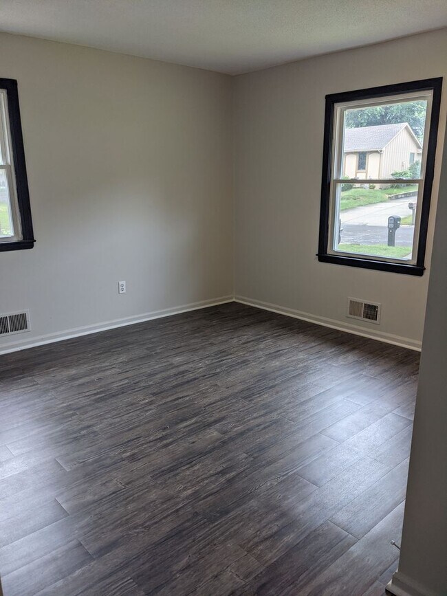 Building Photo - Recently updated Raytown single family home