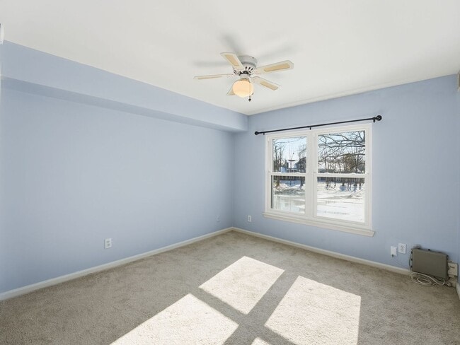 Building Photo - Perfectly situated in the highly sought-after Ponds of Centreville community!