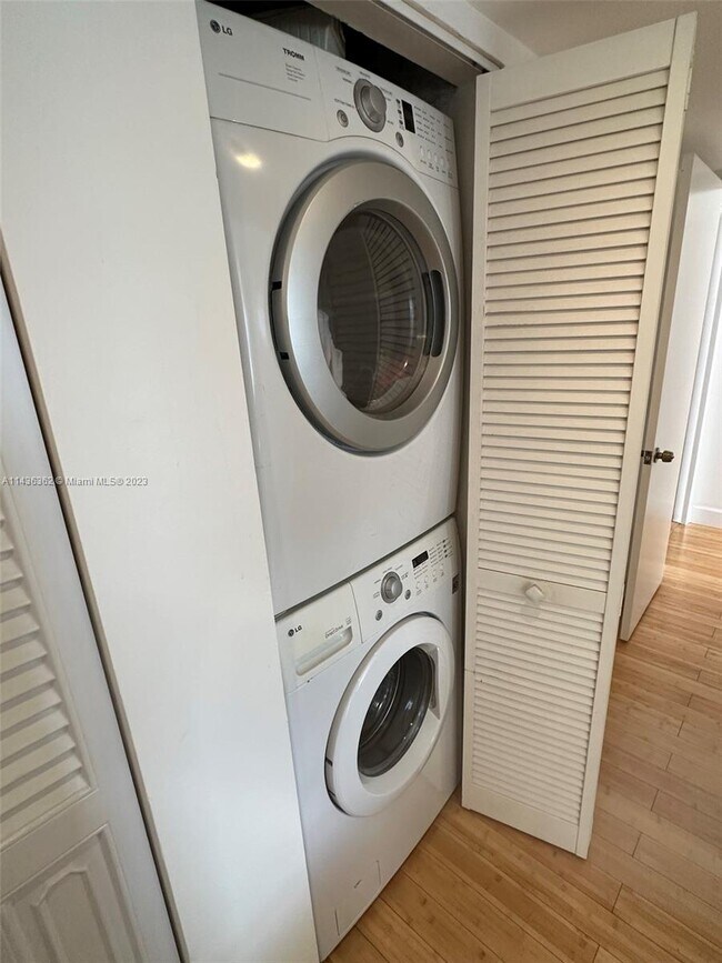 Building Photo - 1440 Brickell Bay Dr