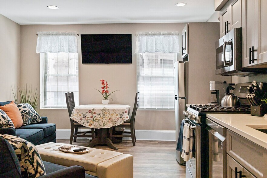 Building Photo - 472 Commercial St