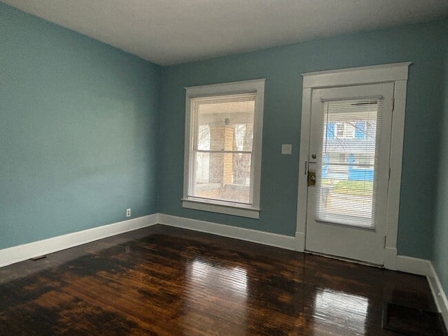 Building Photo - AVAILABLE NOW! Charming 3-Bed, 1-Bath Historic Duplex in Indianapolis!