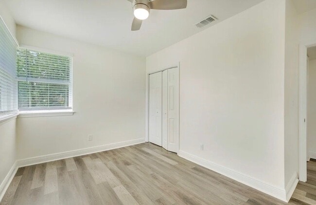 Building Photo - 4590 Colonial Ave