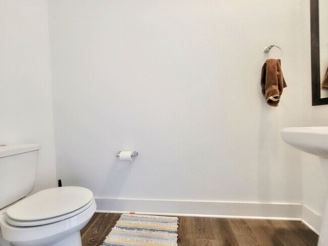 Building Photo - Spacious & Modern 3BR 2.5/BA Home with Lar...