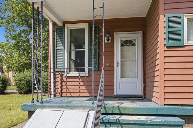 Building Photo - 827 Hinnerman St