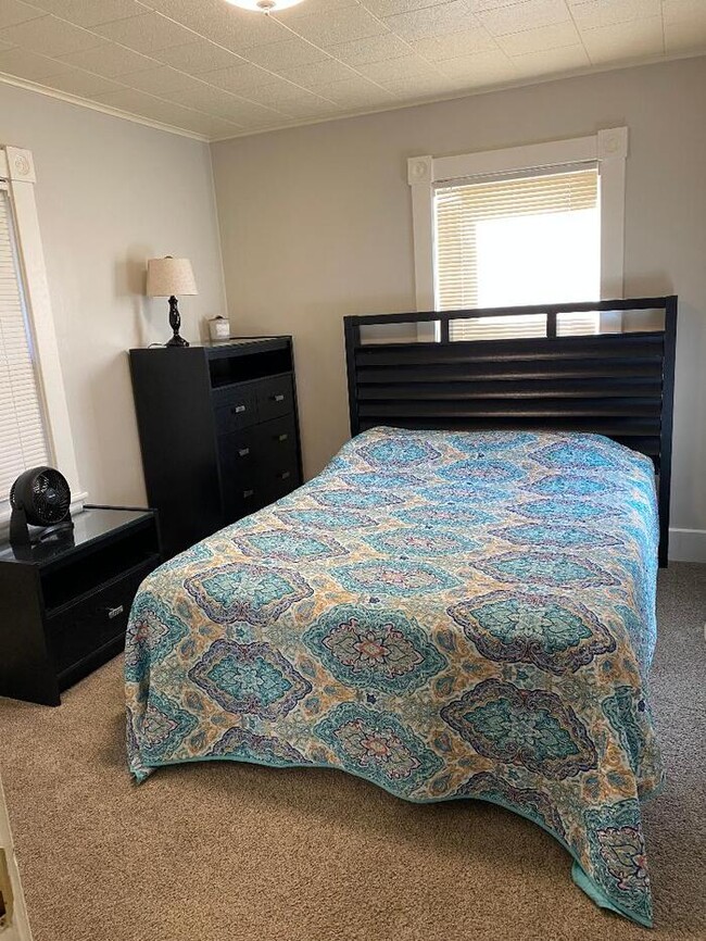 Building Photo - 2 Bedroom house.