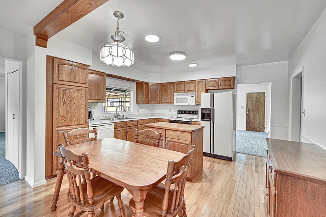Building Photo - $3,500- Location! 2 Bed 2.5 Bath 2 Non-Con...