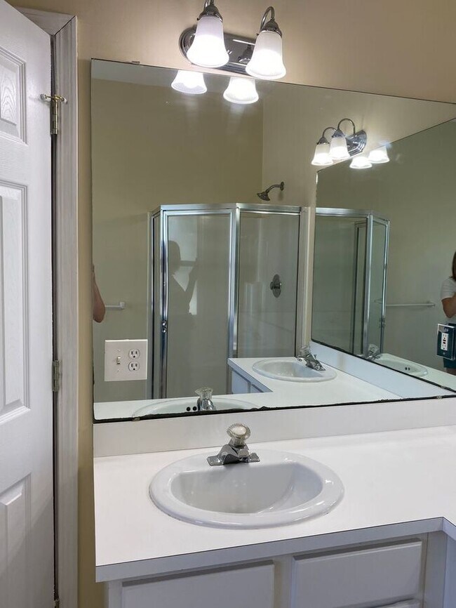 Building Photo - Students Welcome! 4BR home, Open layout, l...