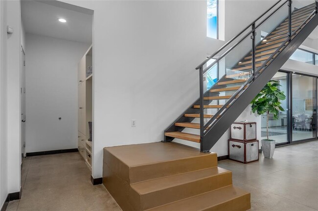 Building Photo - 118 Tuam St