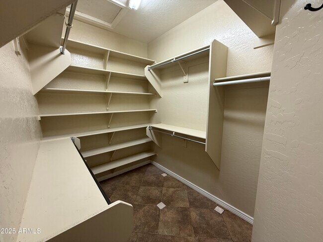 Building Photo - 3803 E Grandview Rd