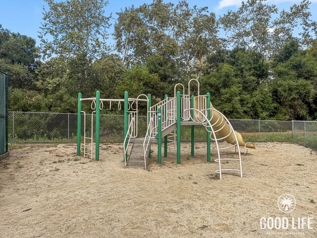 Building Photo - Inviting 2BD/1BA Gated Home in Vista with a 2 Car Garage, Private Yard & Community Amenities