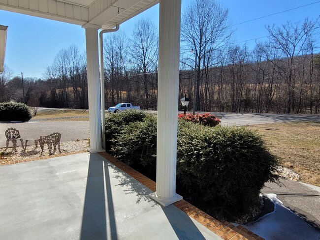 Building Photo - Nice Brick Home in Mount Airy