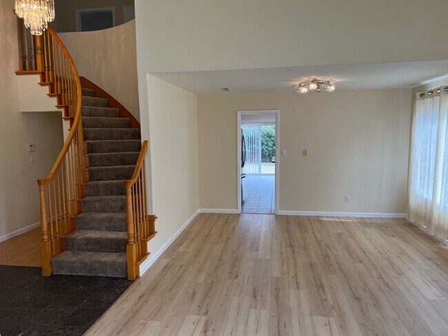 Building Photo - CAMPBELL - Executive 5 bedroom home in a desirable neighborhood