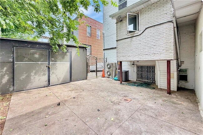 Building Photo - 2166 E 18th St