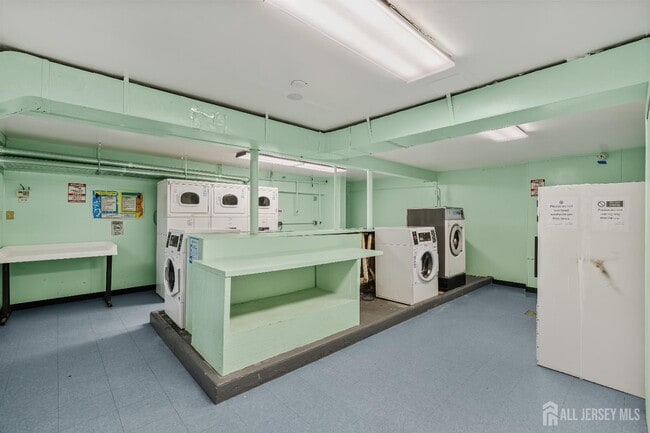 Building Photo - 71 College Dr