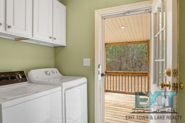 Building Photo - Beautiful Fully Renovated 3 Bed 2 Bath Home