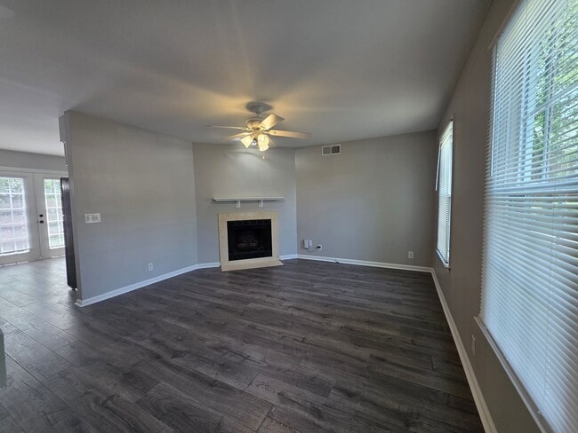 Building Photo - 2 bedroom 1.5 bath townhome in Hendersonville with garage