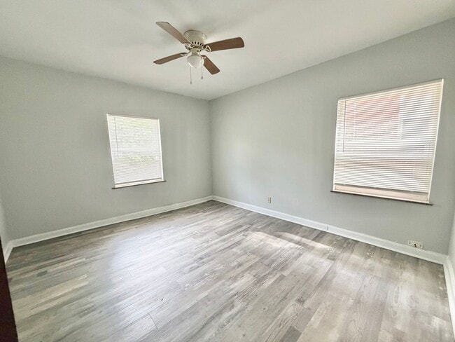 Building Photo - 5014 Lillian Dr