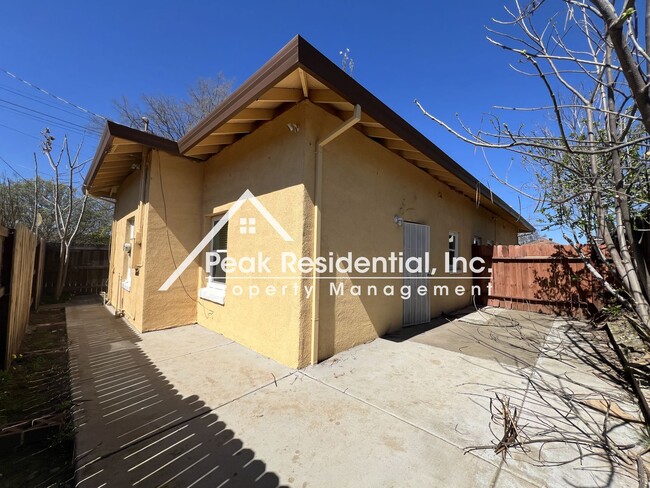 Building Photo - Charming 2bd/1ba Duplex- 5 Minutes From UC...