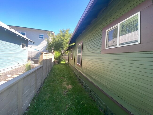 Building Photo - Adorable 3 bed/ 1 bath Home Desirably Loca...